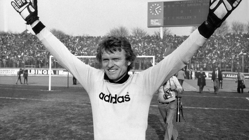 Sepp Maier nâng cao chiếc cúp vô địch thế giới